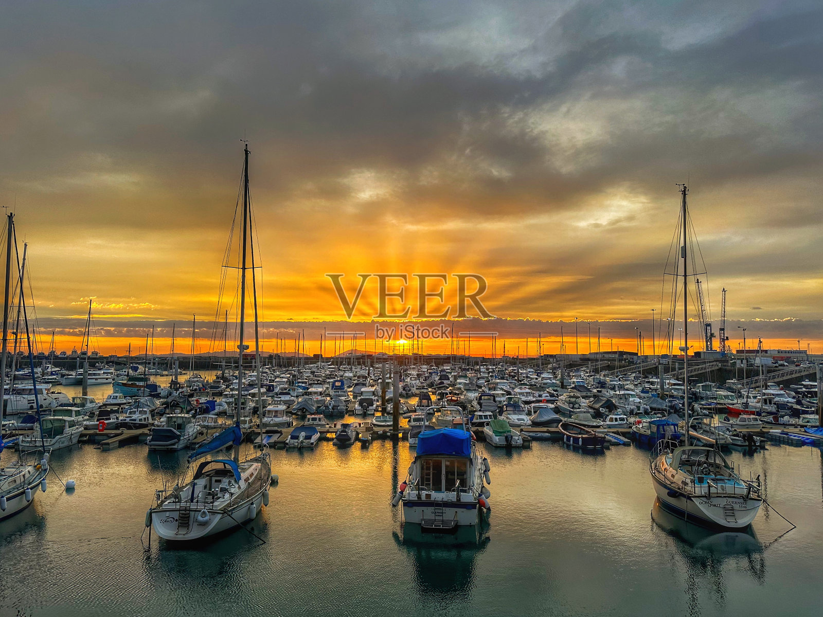 格恩西岛的日出照片摄影图片