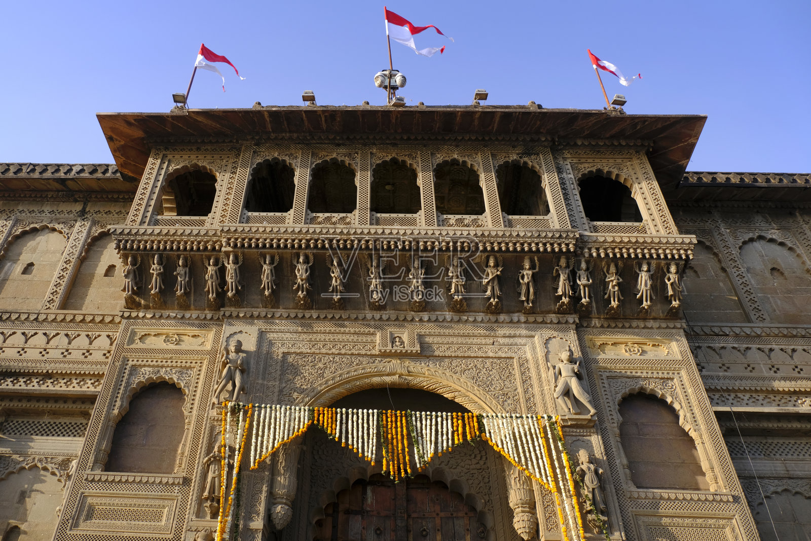 景区外观旅游地标Maheshwar fort (Ahilya fort)和寺庙。这座纪念碑位于纳尔马达河畔。照片摄影图片