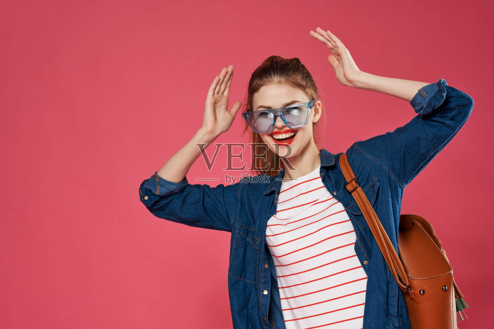 开朗时尚的女性服装工作室眼镜生活方式裁剪照片摄影图片