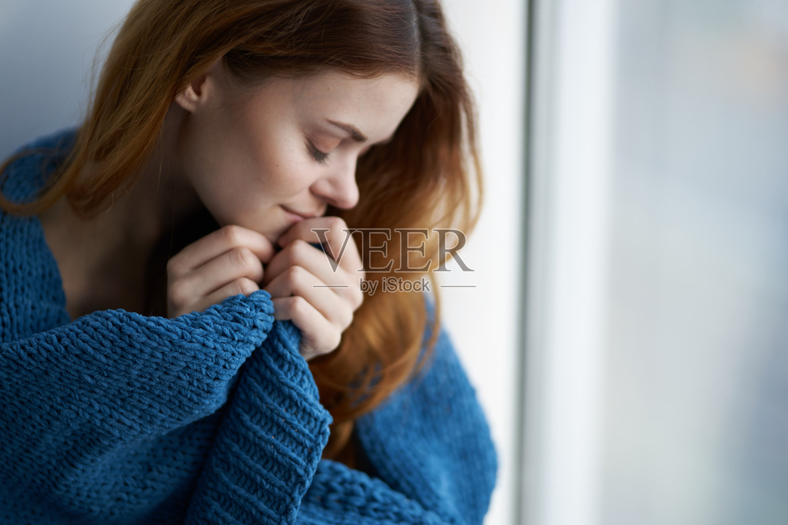 漂亮漂亮的女人蓝色格子休息特写窗户内部照片摄影图片