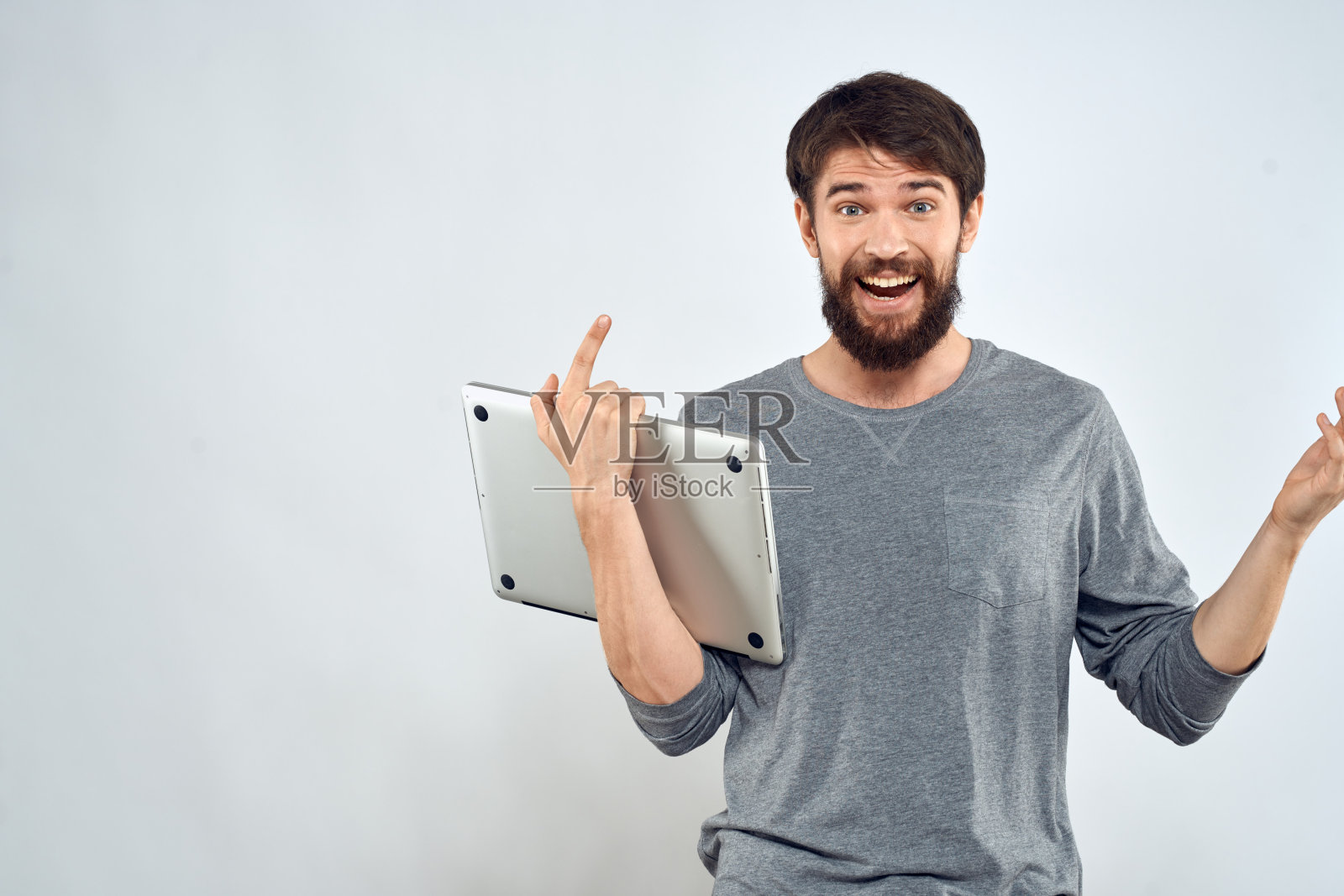 男人手里拿着笔记本电脑科技互联网自信光背景照片摄影图片