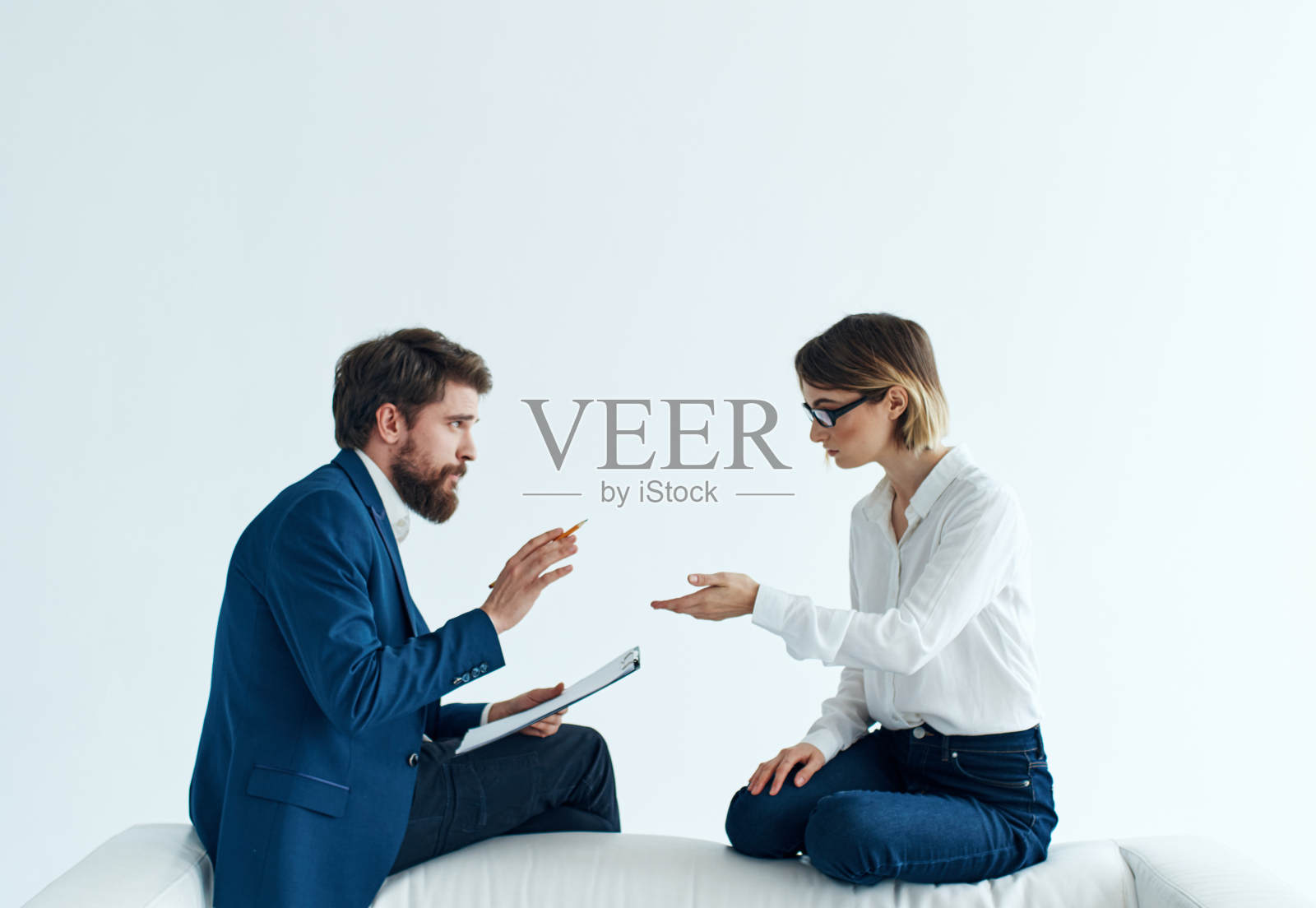 商务男女坐在沙发上与员工交流照片摄影图片