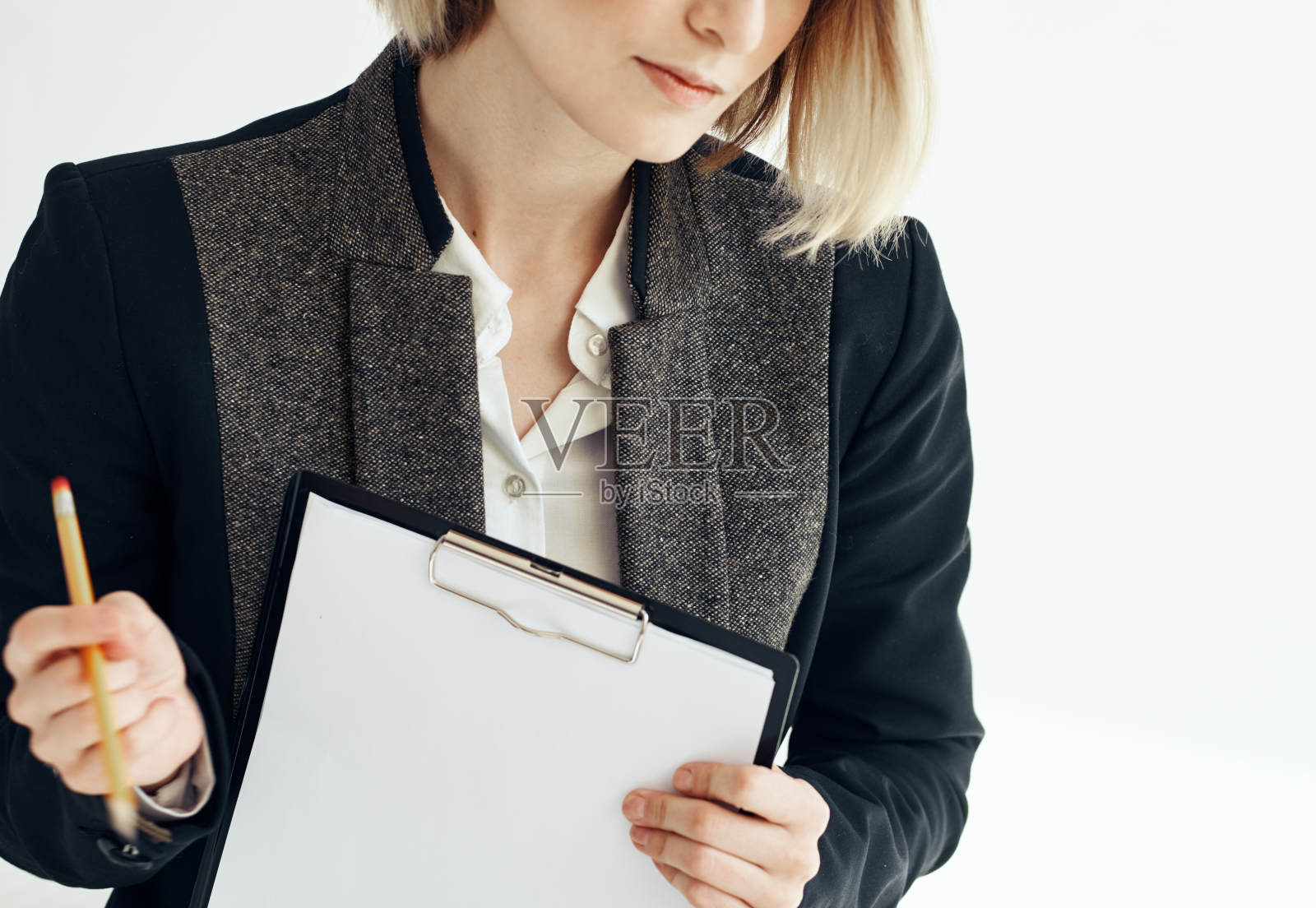 令人印象深刻的女商人手里拿着文件裁剪视图照片摄影图片