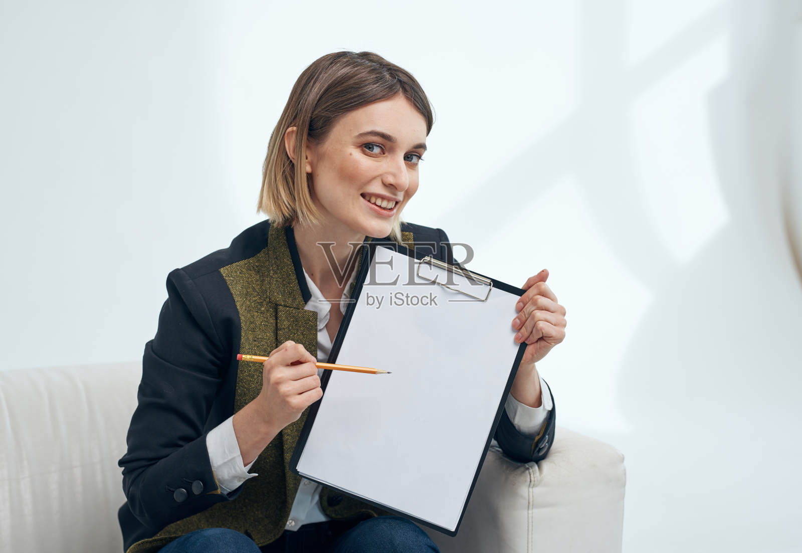 女经理拿着球员文件在室内靠窗的地方照片摄影图片