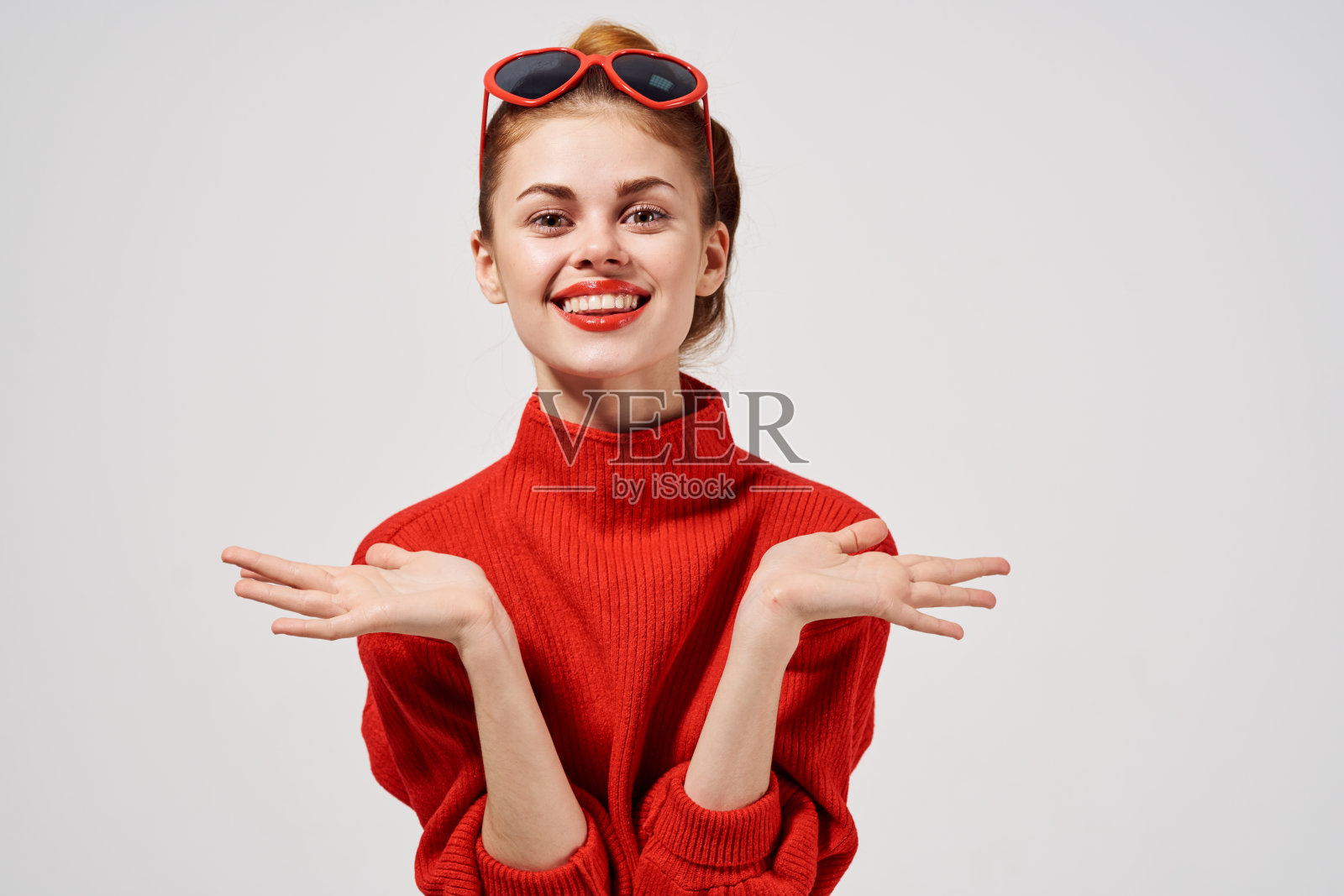 戴太阳镜的女人在一个浅背景的模特肖像特写照片摄影图片