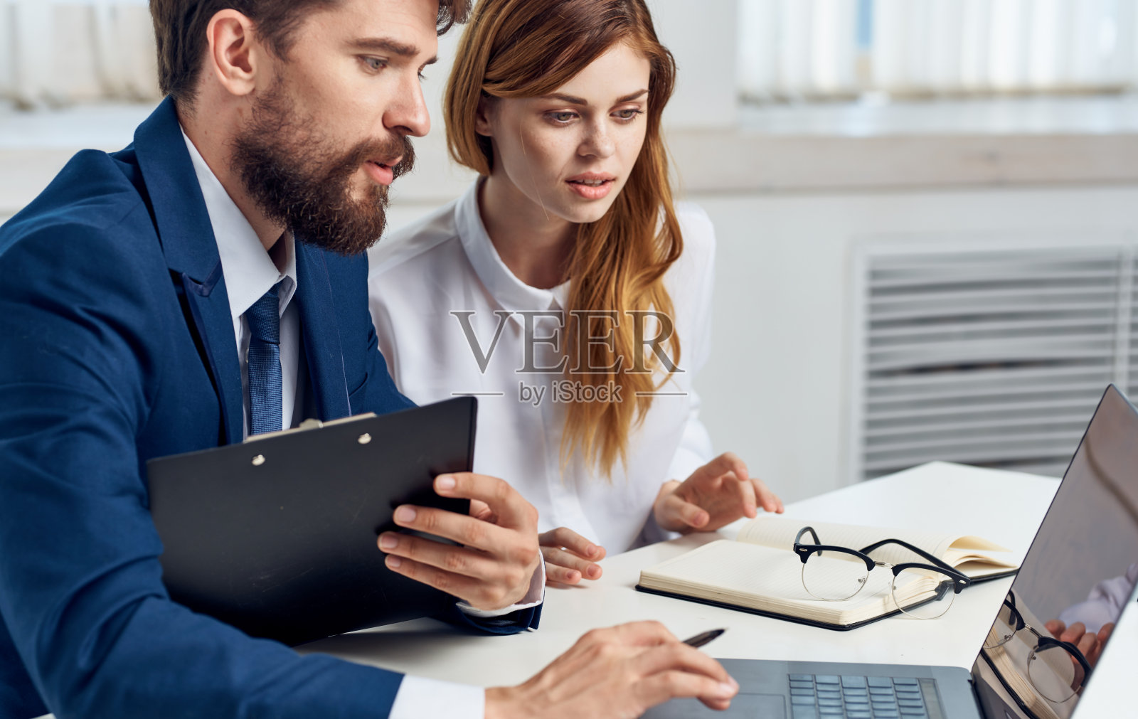 同事们都是坐在桌上的笔记本电脑前技术交流照片摄影图片