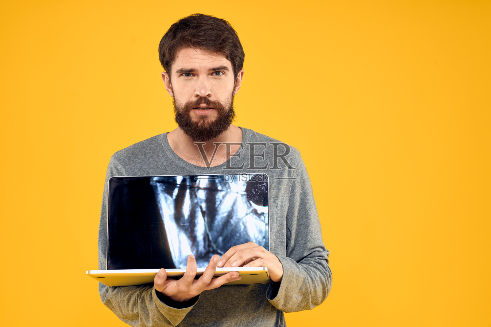 男人用笔记本电脑无线技术互联网生活方式工作黄孤立的背景照片摄影图片