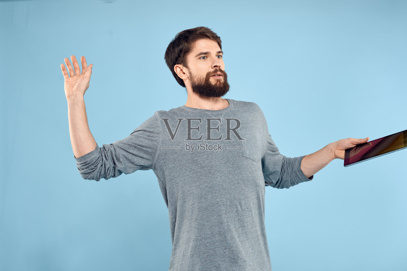 男子手里拿着平板电脑无线科技互联网生活方式工作室蓝色背景情感照片摄影图片