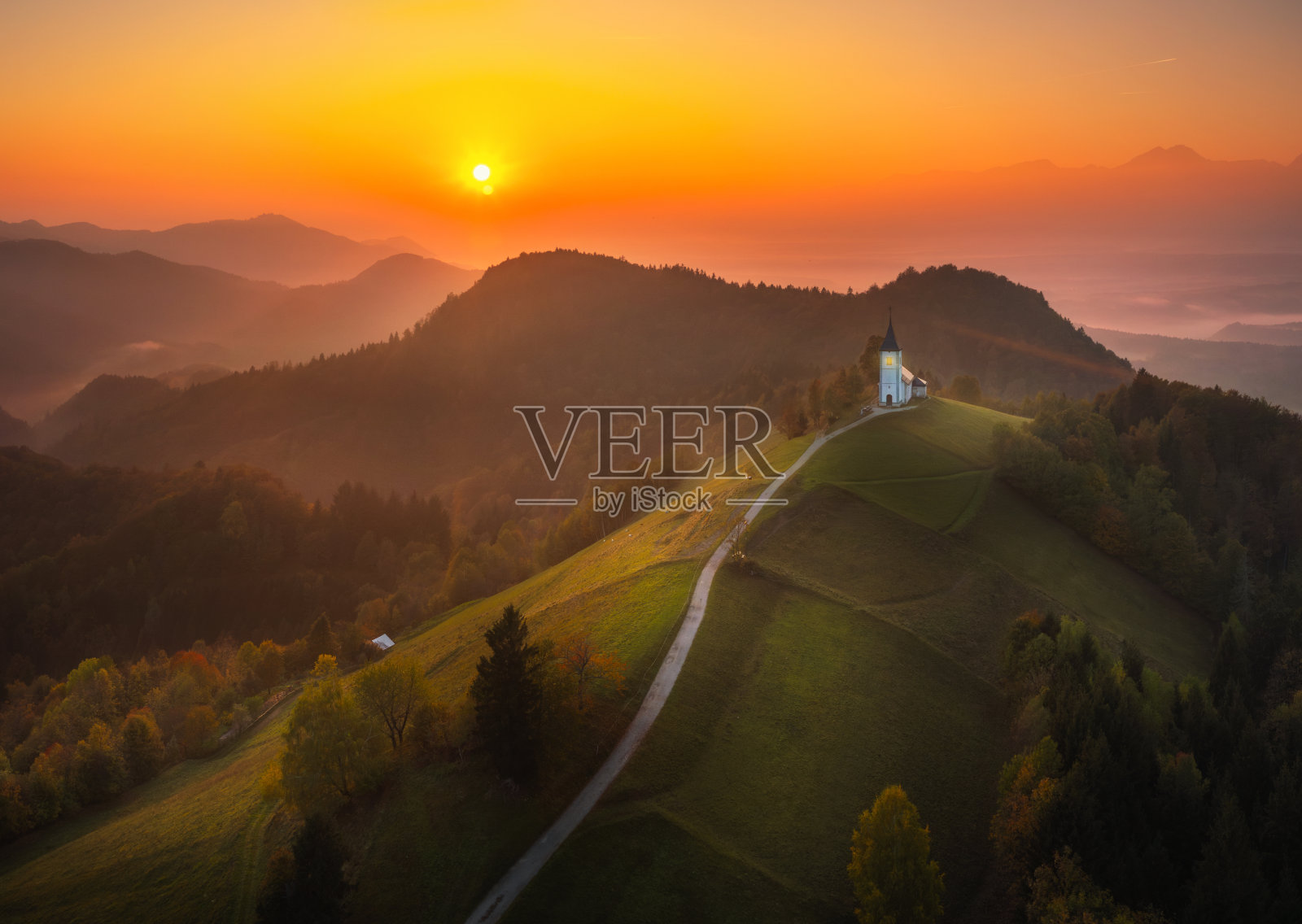 秋天的早晨风景山上的小教堂照片摄影图片