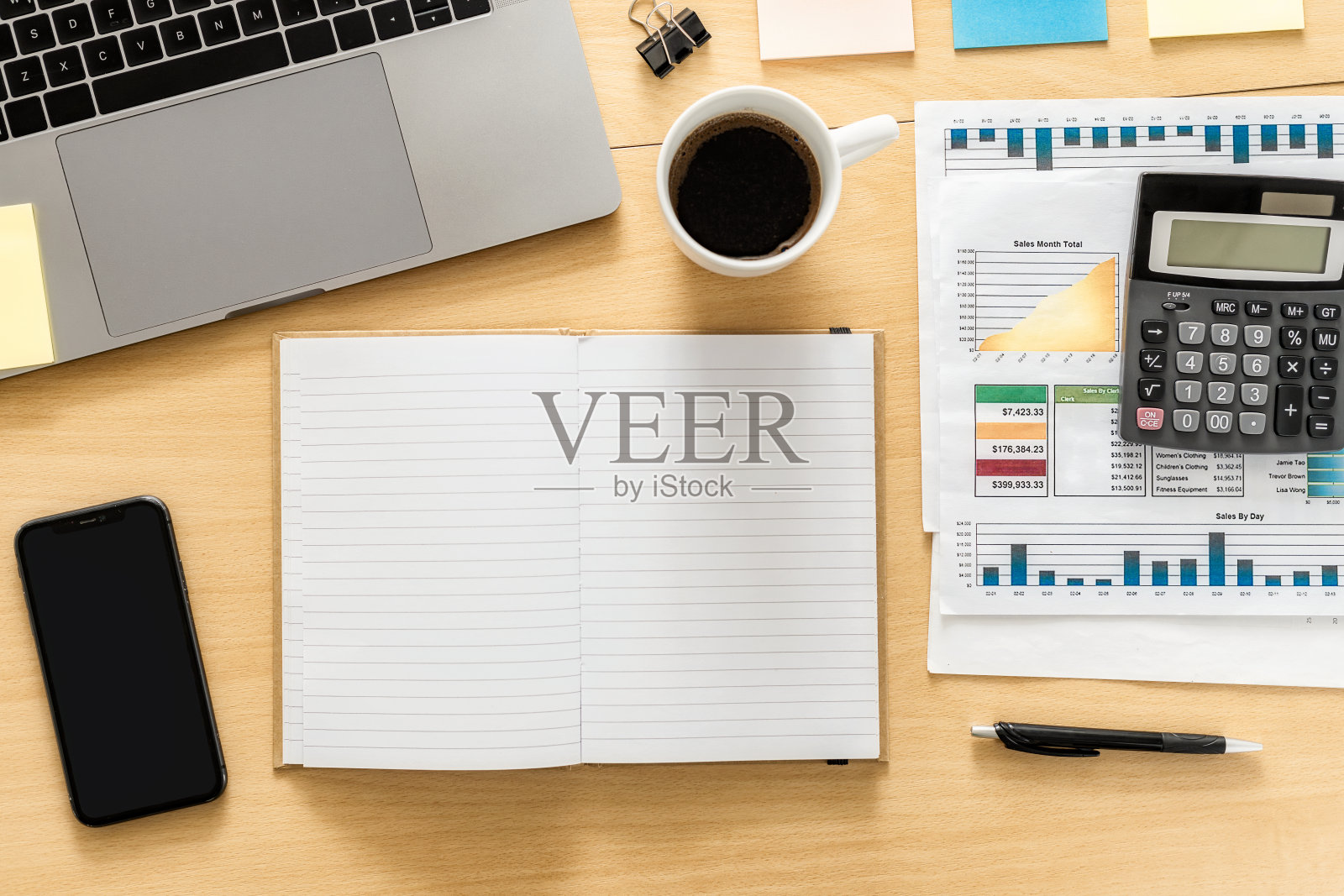 在办公场所用笔记本电脑、计算器、咖啡和销售报告打开空白笔记本照片摄影图片