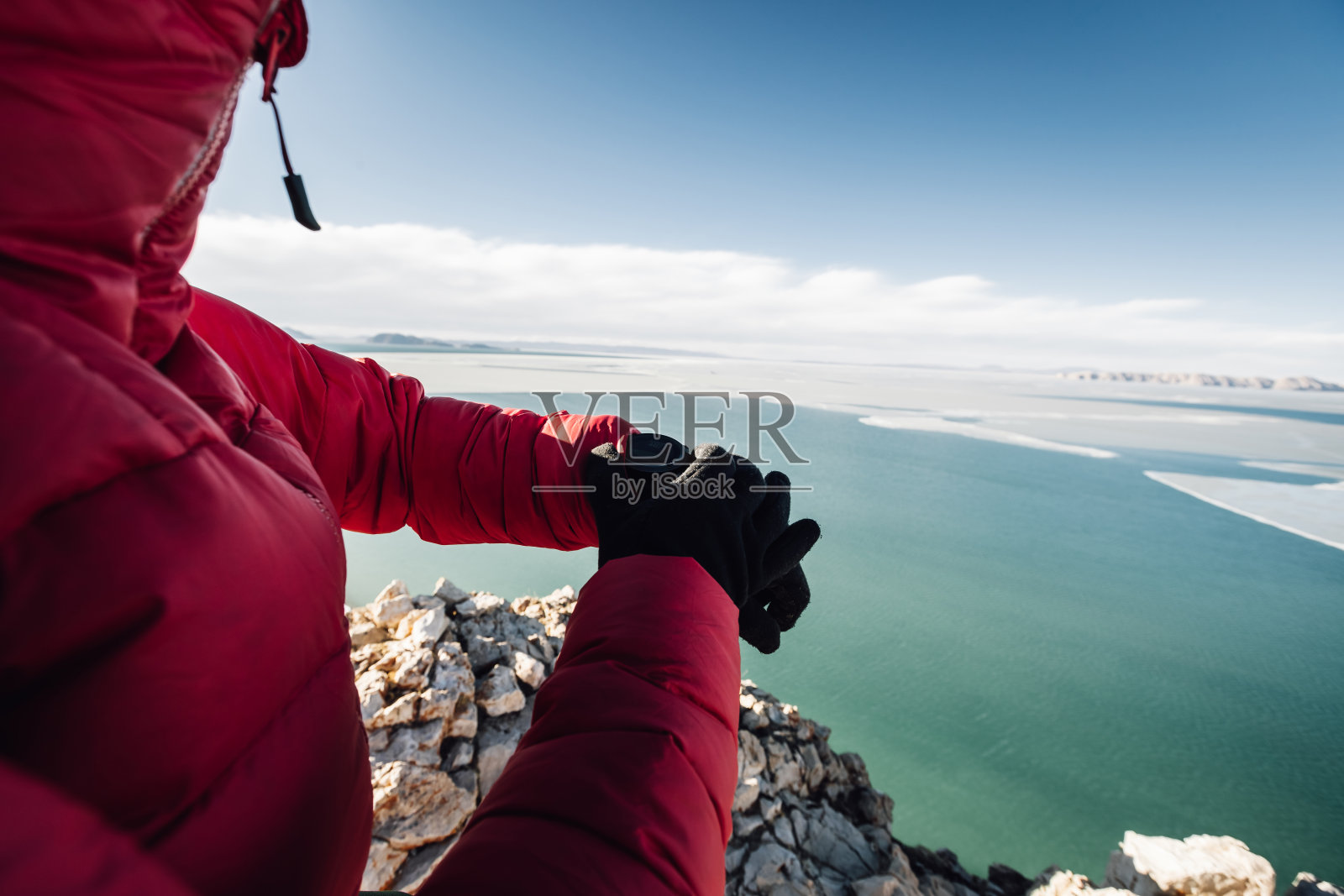 高海拔山顶上的徒步旅行者检查运动手表上的高度计照片摄影图片