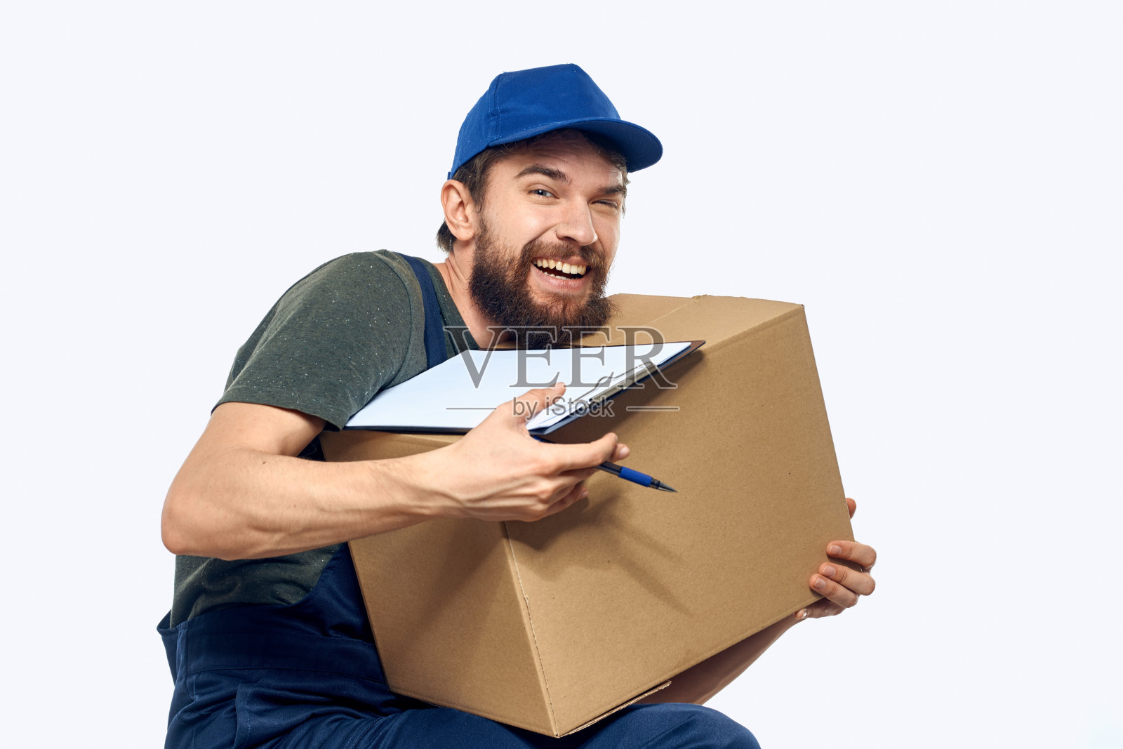 男快递员，手拿箱子，文件投递服务，背景浅照片摄影图片