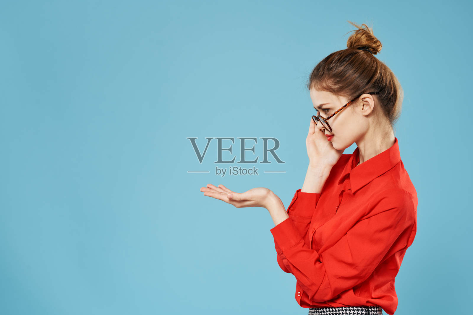 商务女性红衬衫优雅风格秘书工作情感蓝色背景照片摄影图片