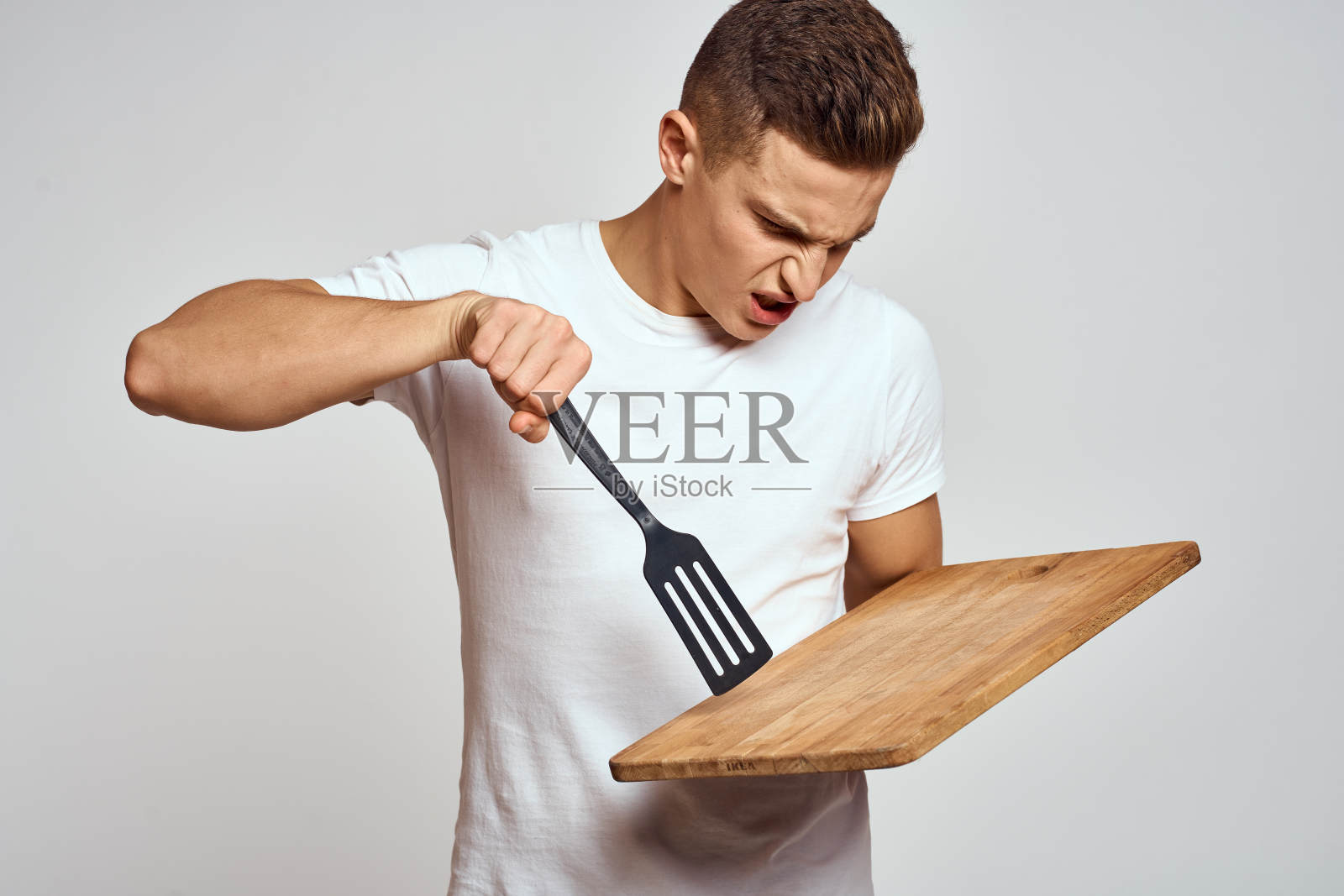 穿着白t恤厨具的帅哥早上休息照片摄影图片