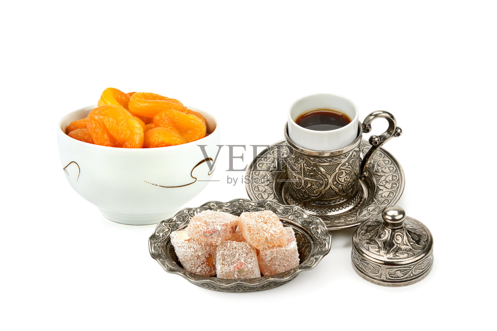 咖啡，土耳其软糖和杏干，隔离在白色。拼贴画。照片摄影图片