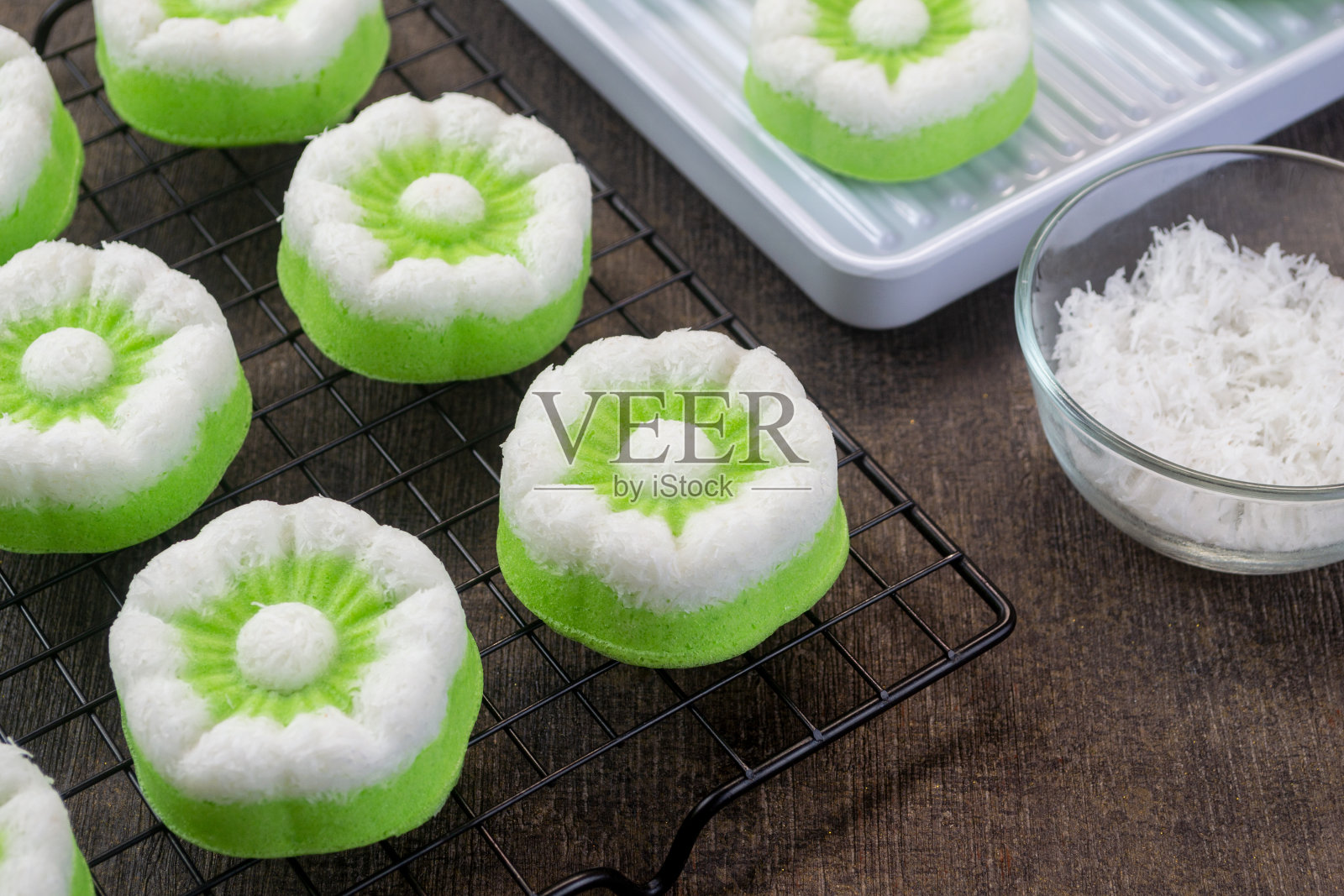 我喜欢你。印尼传统蛋糕之一，由小麦粉、糖、磨碎的椰子和其他配料制成照片摄影图片