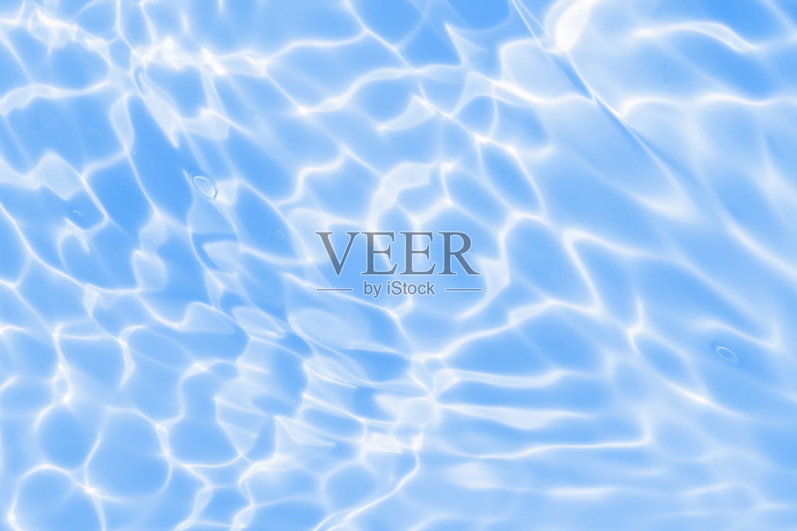 抽象透明水影表面纹理自然波纹在蓝色背景照片摄影图片