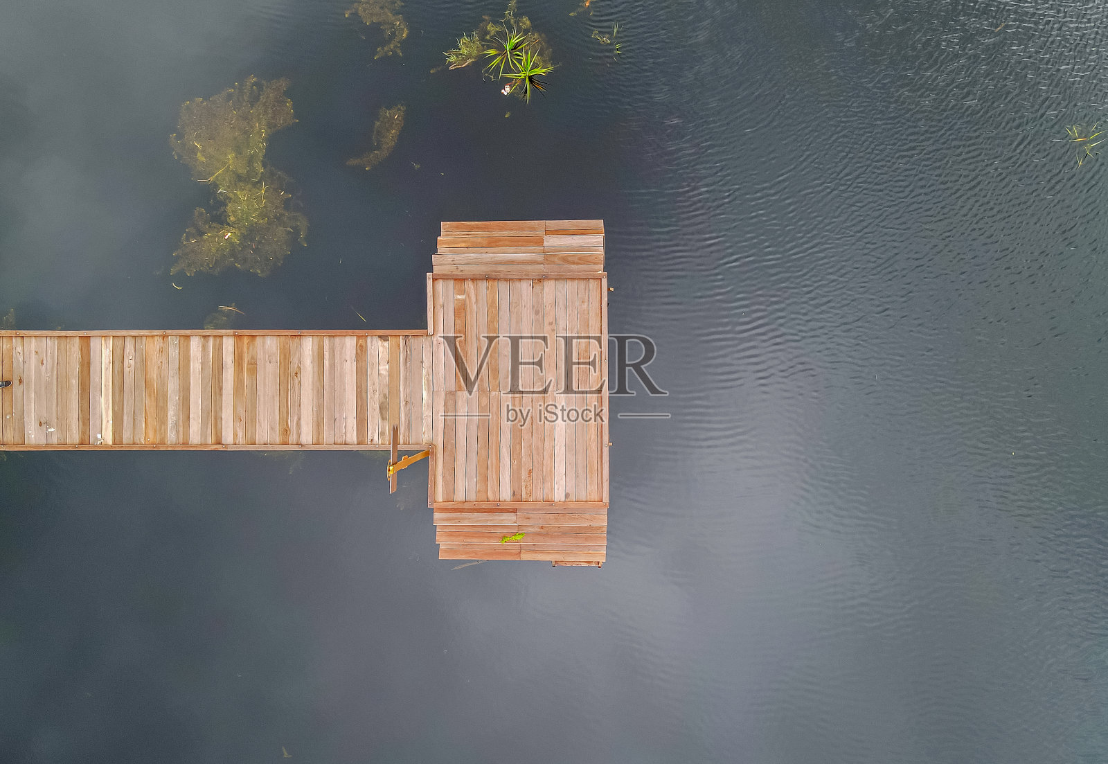 从空中看到的克楞本基莱旅游景点的木制码头。Kereng Bengkirai是印度尼西亚加里曼丹中部帕朗卡拉亚的Sebangau国家公园地区的一个旅游目的地。照片摄影图片