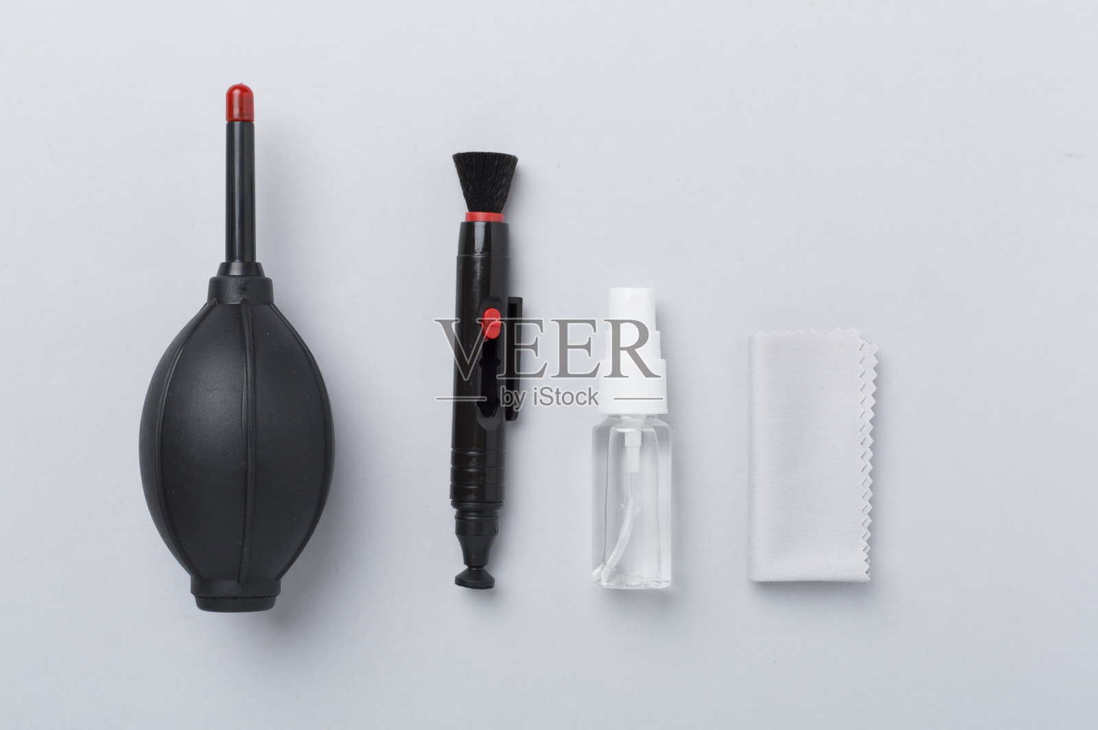 不同的相机清洗工具在彩色背景，俯视图照片摄影图片