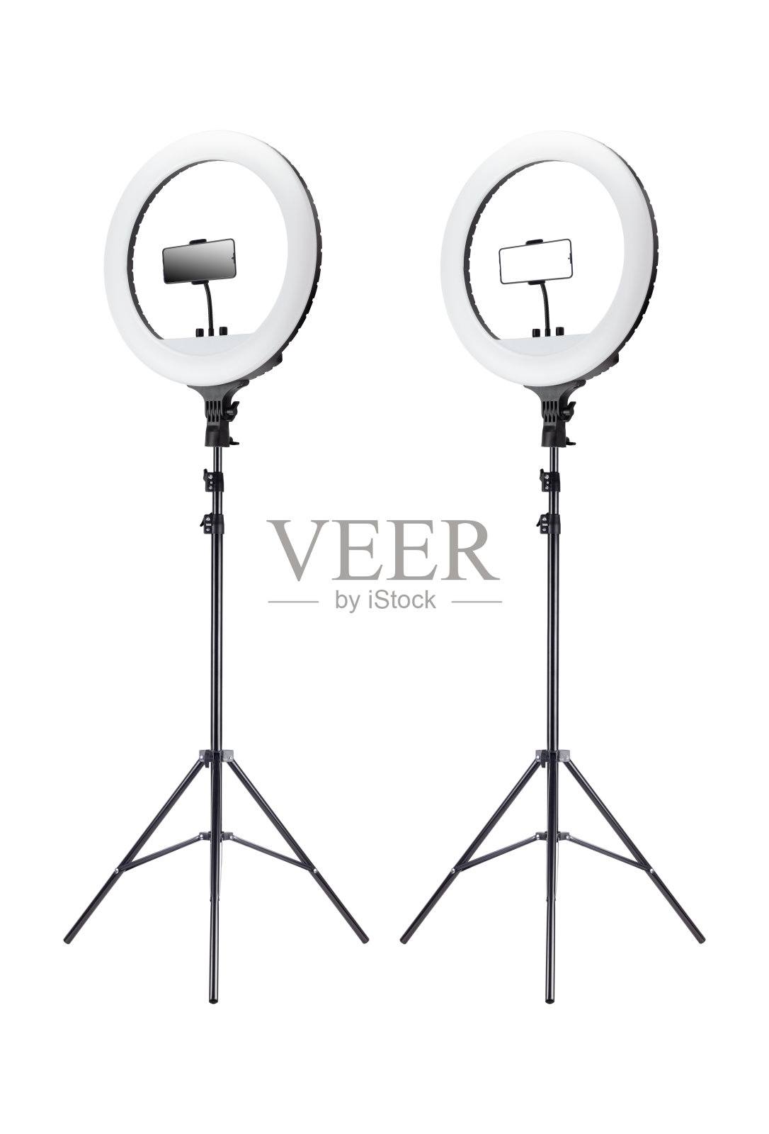 三脚架上的LED环形灯与背景隔离照片摄影图片