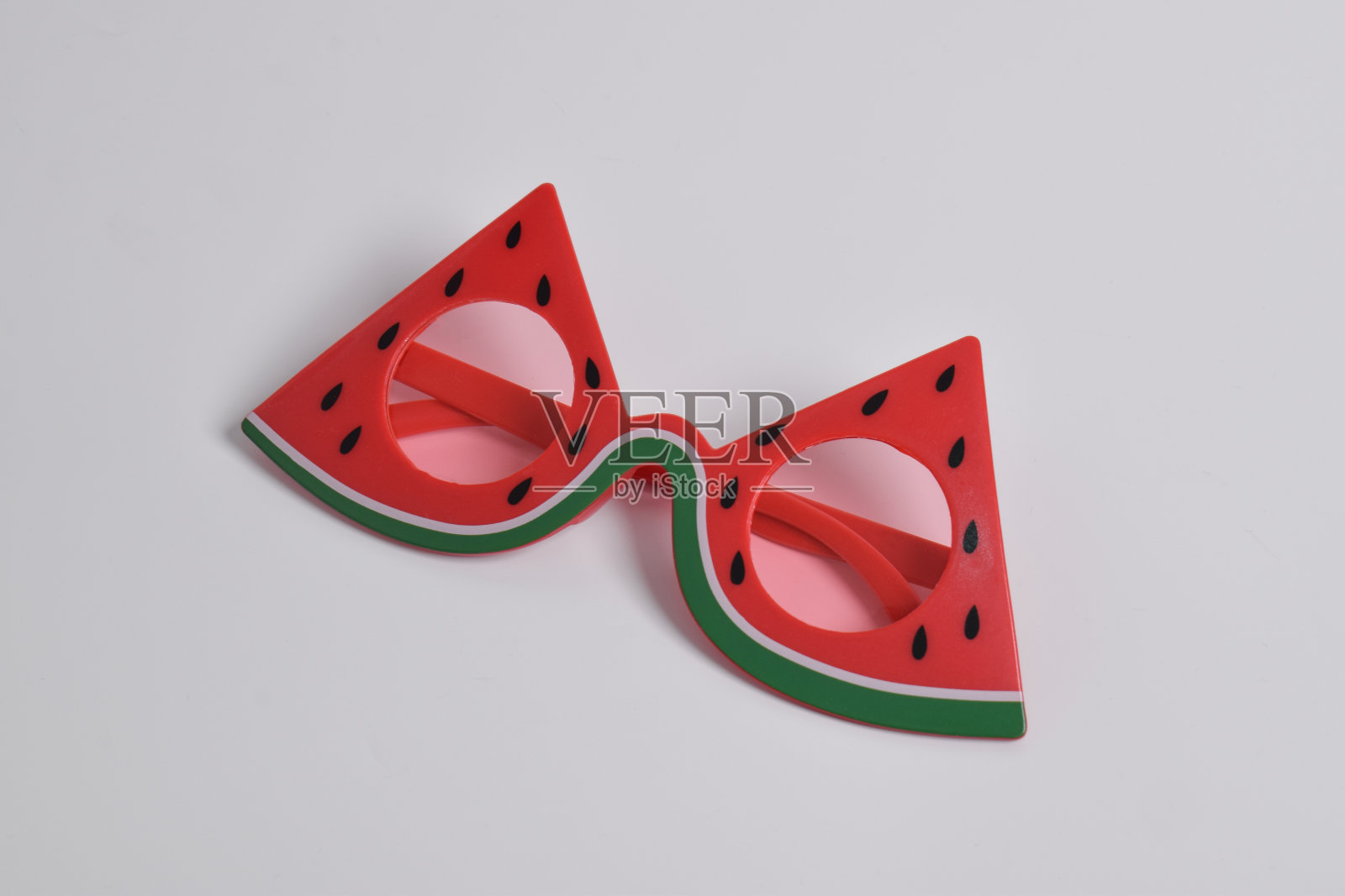 白色背景的西瓜眼镜照片摄影图片