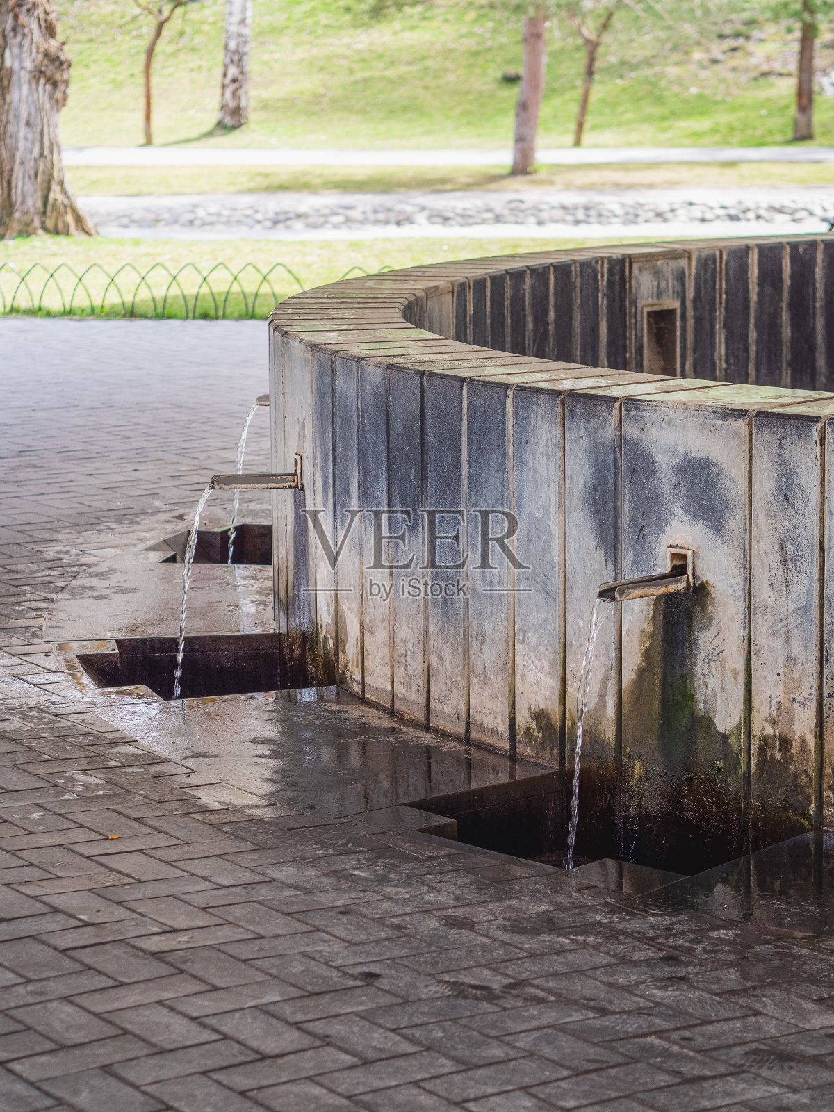 公园里的混凝土和金属水井照片摄影图片
