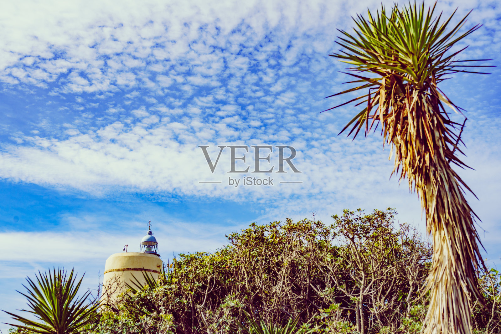 西班牙La Alcaidesa Punta Mala的Carbonera灯塔。照片摄影图片