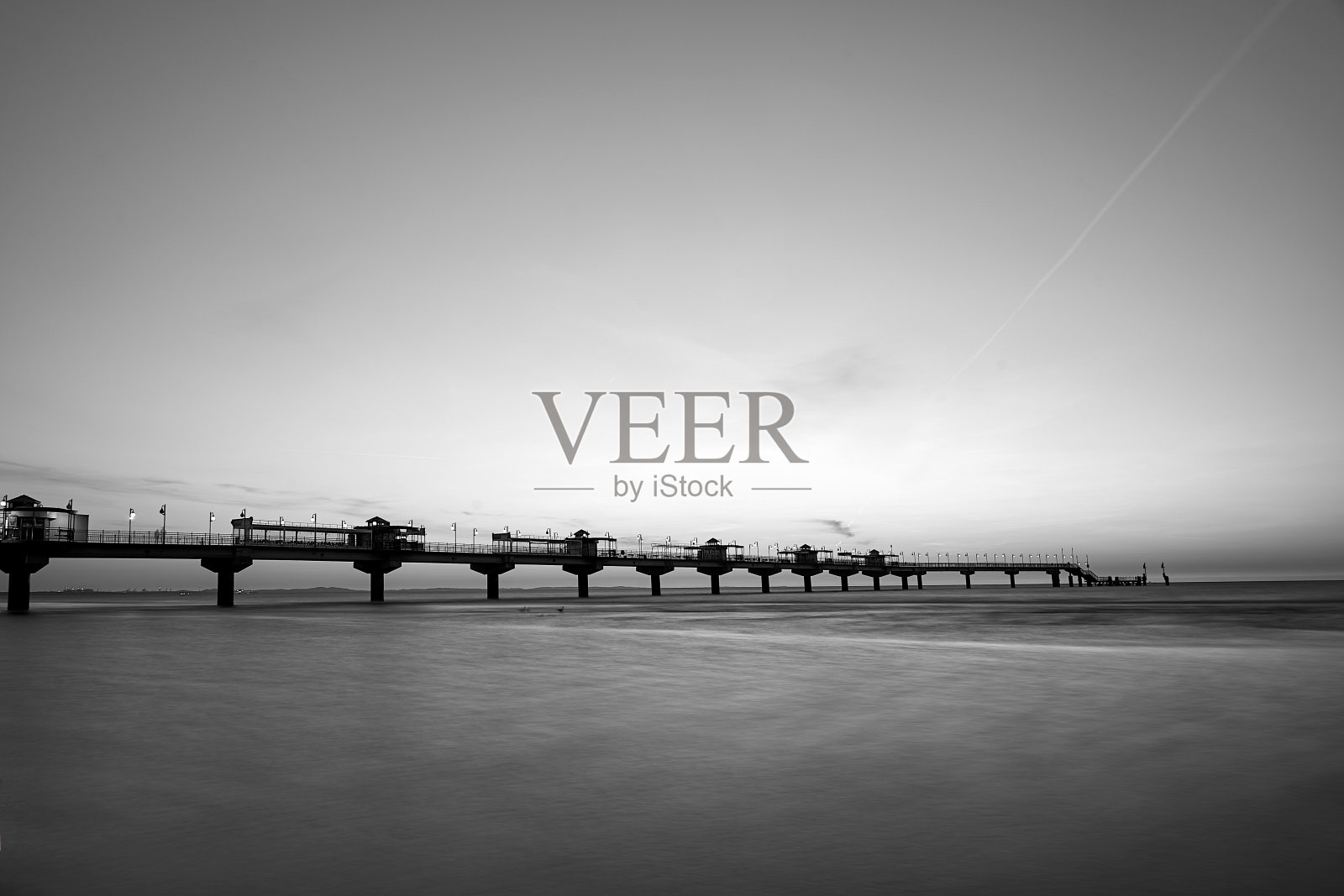 在波罗的海的混凝土码头在米兹兹德罗耶的傍晚照片摄影图片