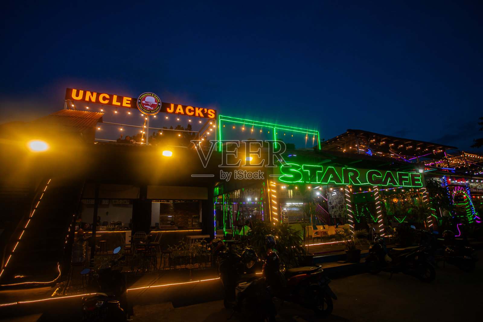 印度尼西亚西苏门答腊岛巴东市的巴东海滩旅游区，黄昏时分一排排的咖啡馆和咖啡店。这个地区是巴东市的热门旅游区。照片摄影图片