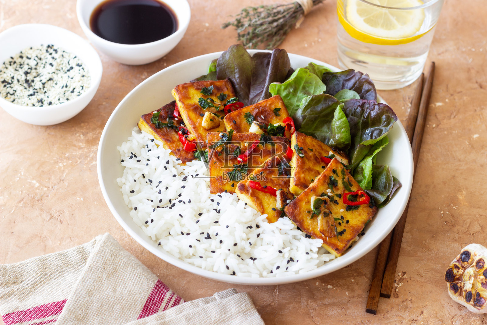 炒豆腐配米饭和沙拉。素食。健康饮食。饮食。照片摄影图片