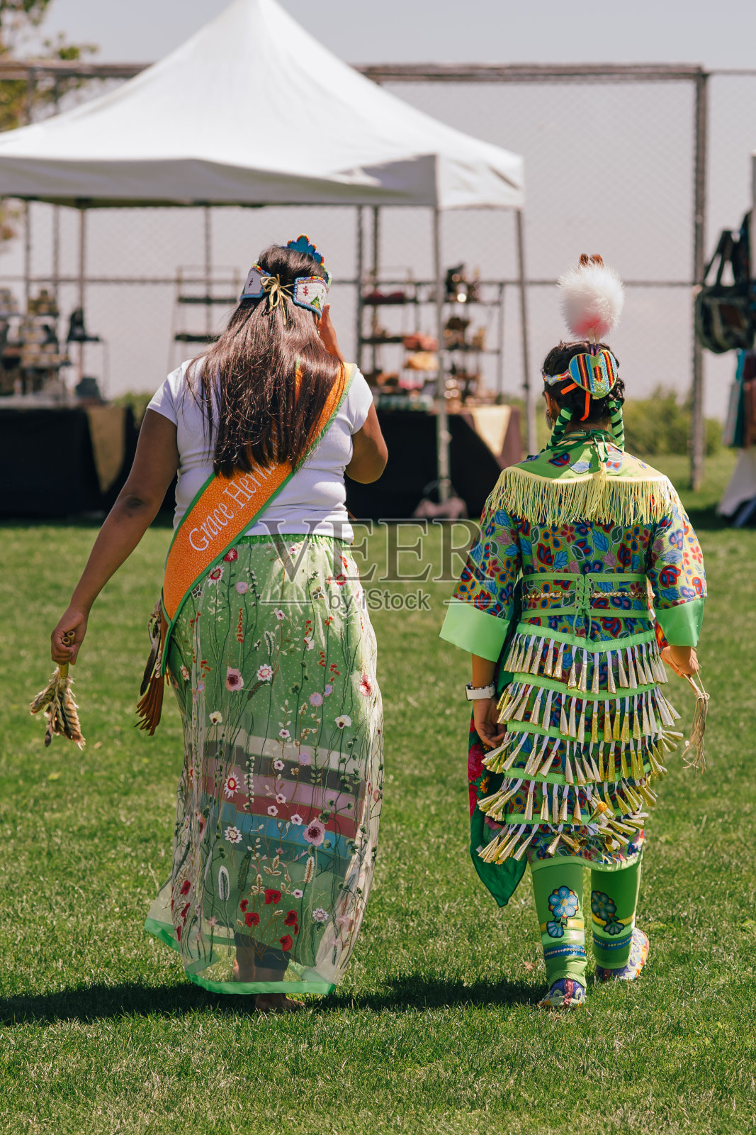 祈祷仪式。穿着全套服饰的印第安妇女。丘马什日祈祷仪式和部落间聚会。照片摄影图片