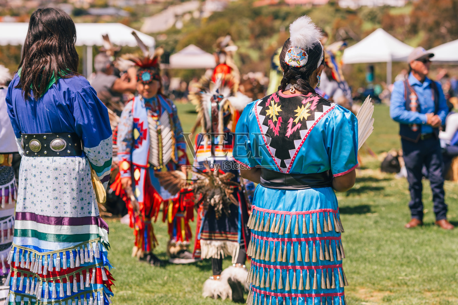 丘马什日和部落间的聚会。马里布布拉夫斯公园正在庆祝举办一年一度的丘马什日祈祷仪式24周年。照片摄影图片
