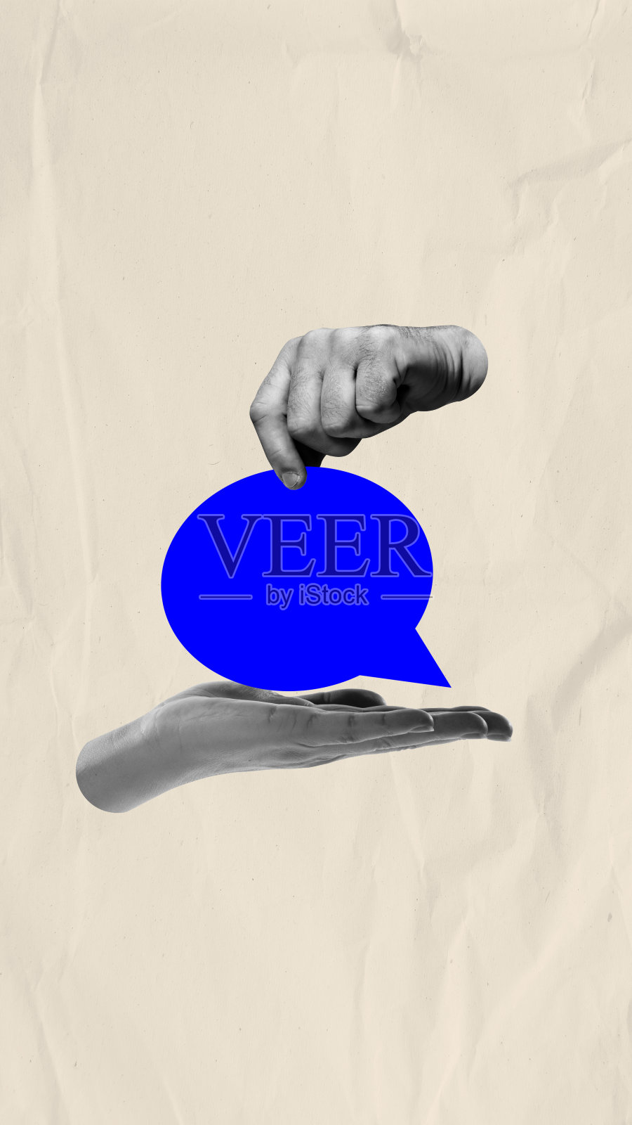 人的手握着语音泡泡，象征着在商业中清晰有效的沟通的重要性。当代艺术拼贴。照片摄影图片