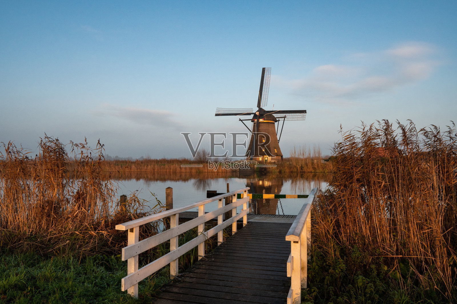 夕阳下的荷兰风车，荷兰照片摄影图片