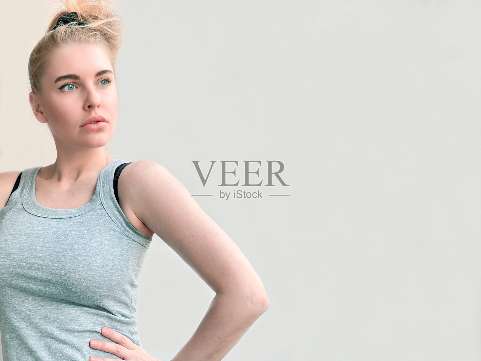 白色背景的女人穿着灰色短t恤美容时尚化妆品照片摄影图片