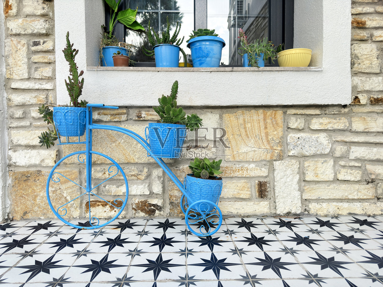 近距离房屋外墙装饰着复古风格的花盆照片摄影图片