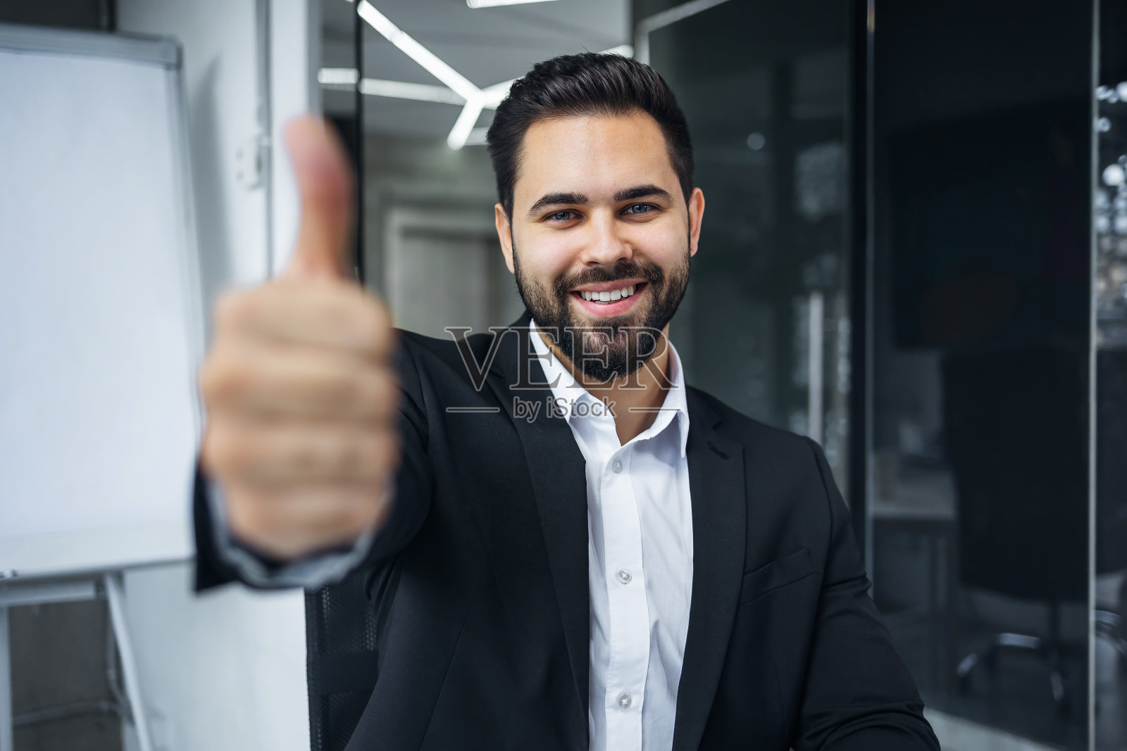 经理曼秀出推荐、签字、同意的手势。伸出大拇指照片摄影图片