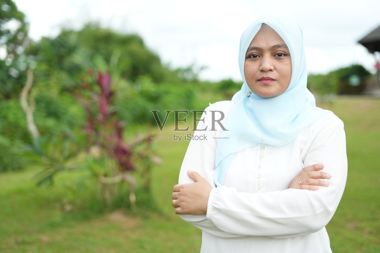 戴着头巾、表情欢快的亚洲女模特在户外照片摄影图片