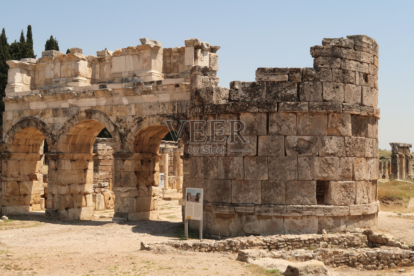 位于土耳其代尼兹利帕慕克卡莱附近的古赫拉波利斯遗址上的多米提安门照片摄影图片