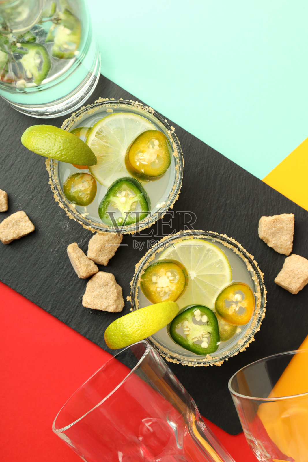 概念饮料与墨西哥胡椒鸡尾酒，俯视图照片摄影图片