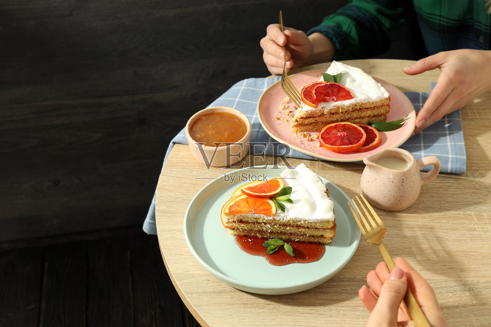 美味甜点的概念与蛋白派与柑橘，文字的空间照片摄影图片