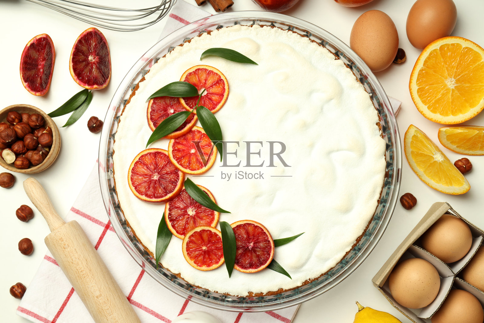 概念烹饪蛋白派与柑橘，俯视图照片摄影图片
