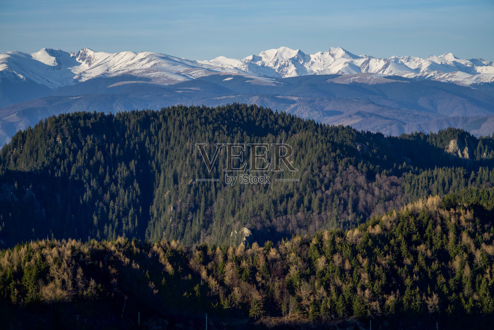 从罗马尼亚科齐亚山脉眺望法加拉斯山脉照片摄影图片