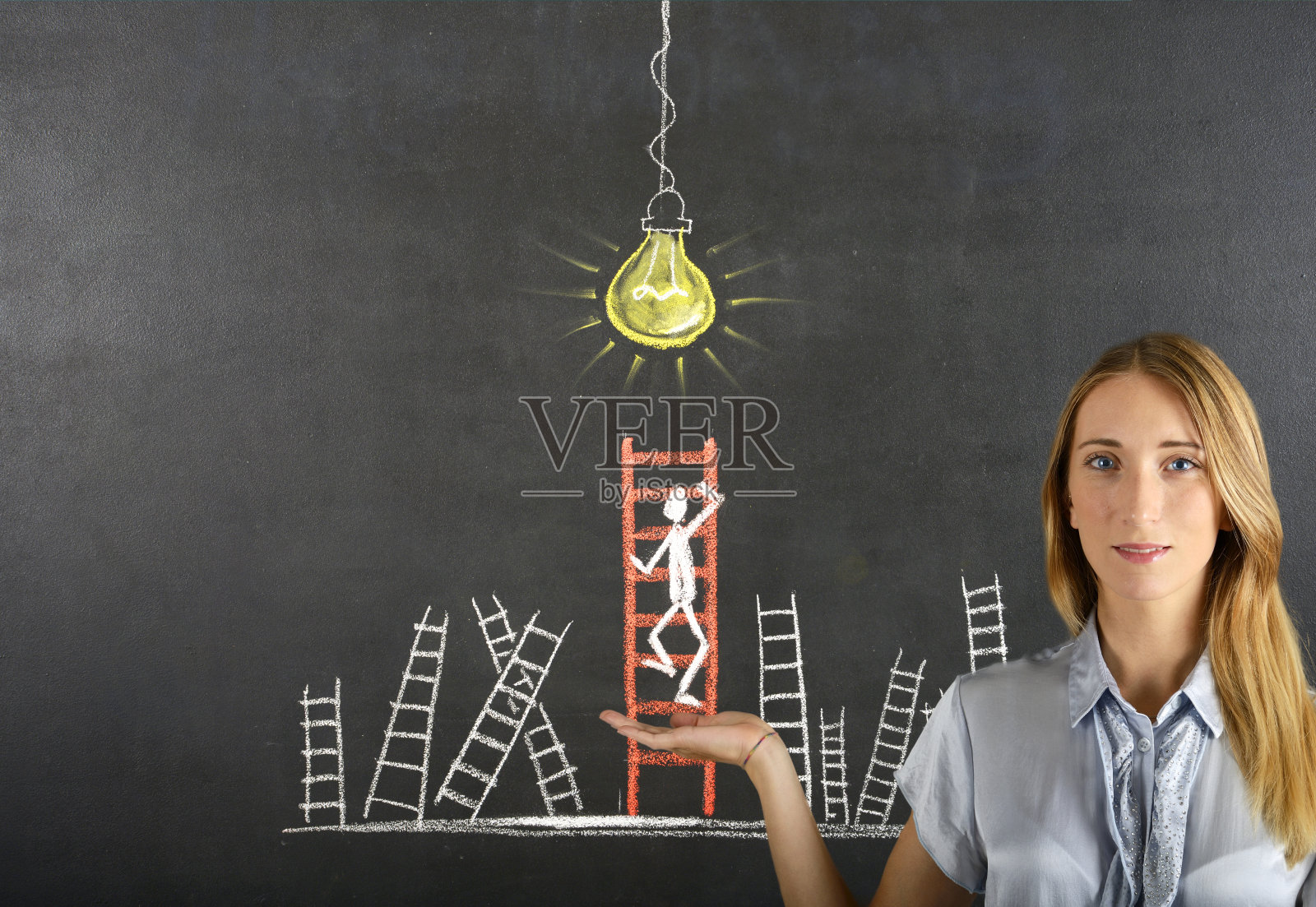 画着简笔画的年轻女子爬上了通往成功的阶梯照片摄影图片