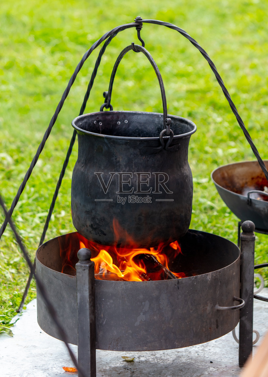 火上的金属大锅照片摄影图片