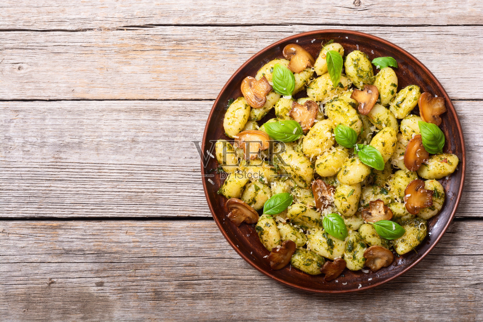 自制土豆汤圆配罗勒，奶酪和蘑菇照片摄影图片