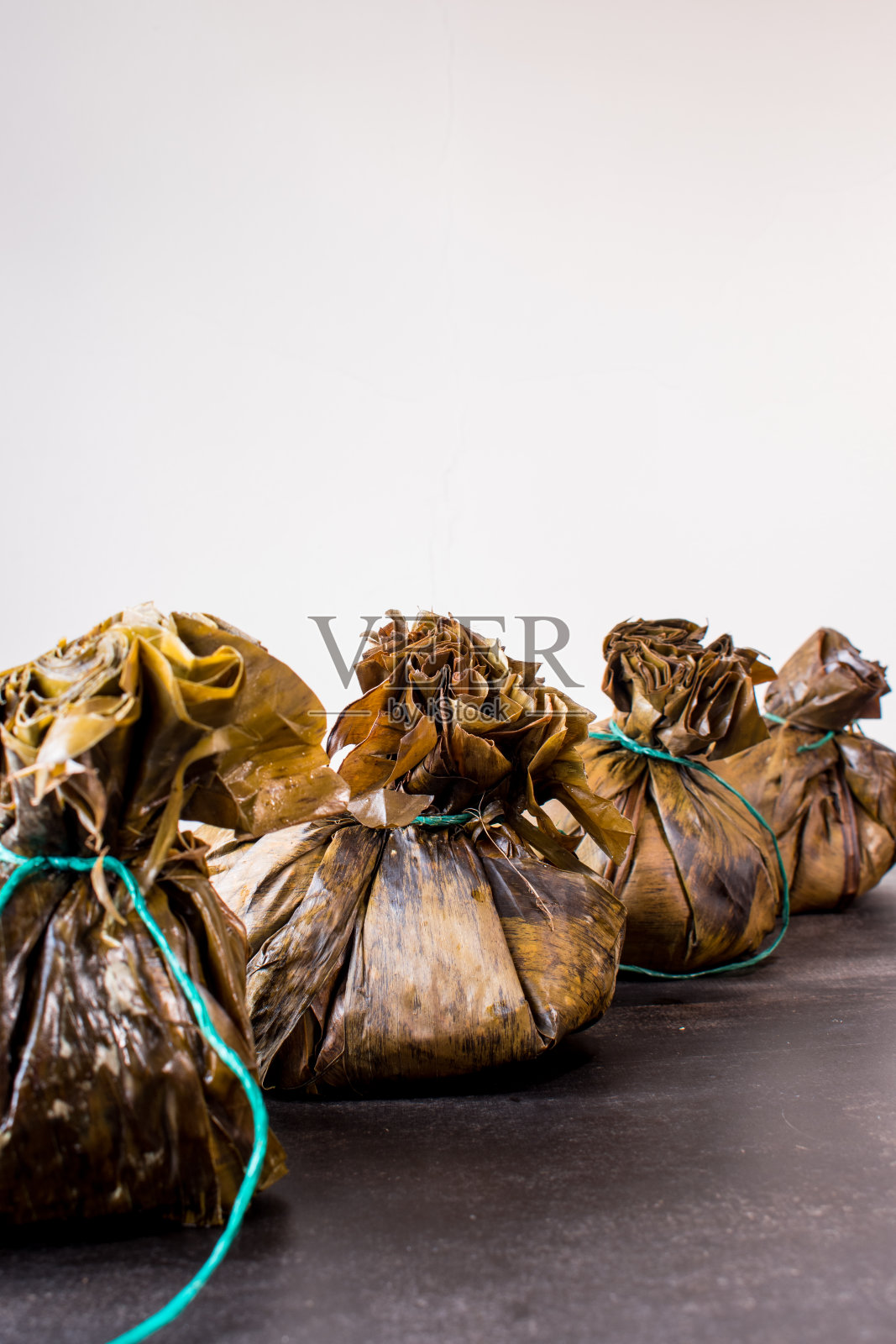 被称为“tamal”的传统哥伦比亚食物照片摄影图片