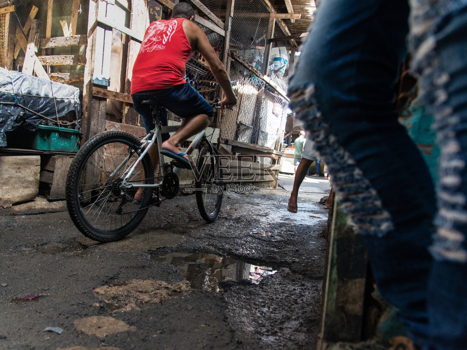 在巴伊亚州的萨尔瓦多市，人们走过圣若阿金集市的小巷。照片摄影图片