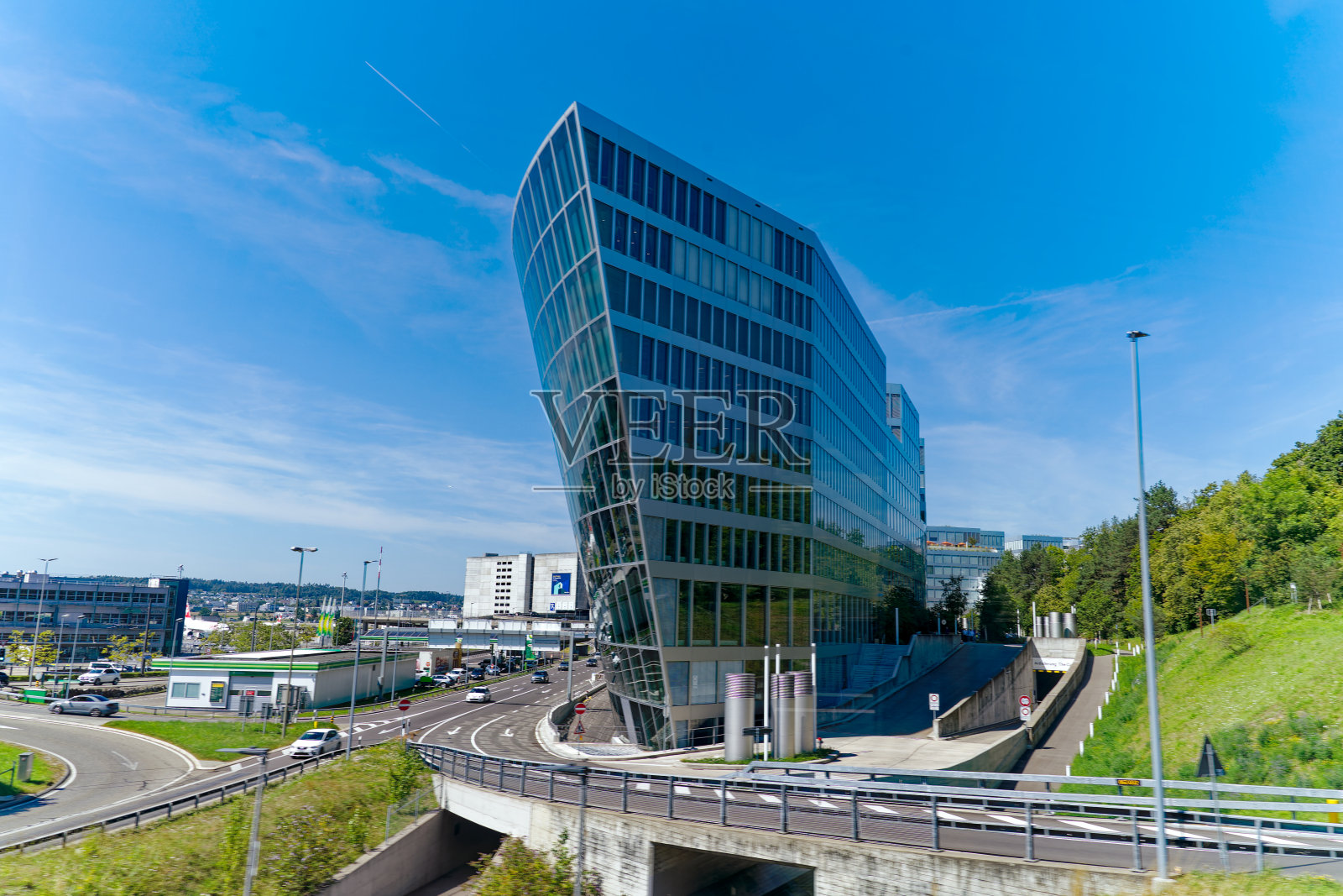 瑞士机场玻璃幕墙反射的现代建筑群景观。照片摄影图片