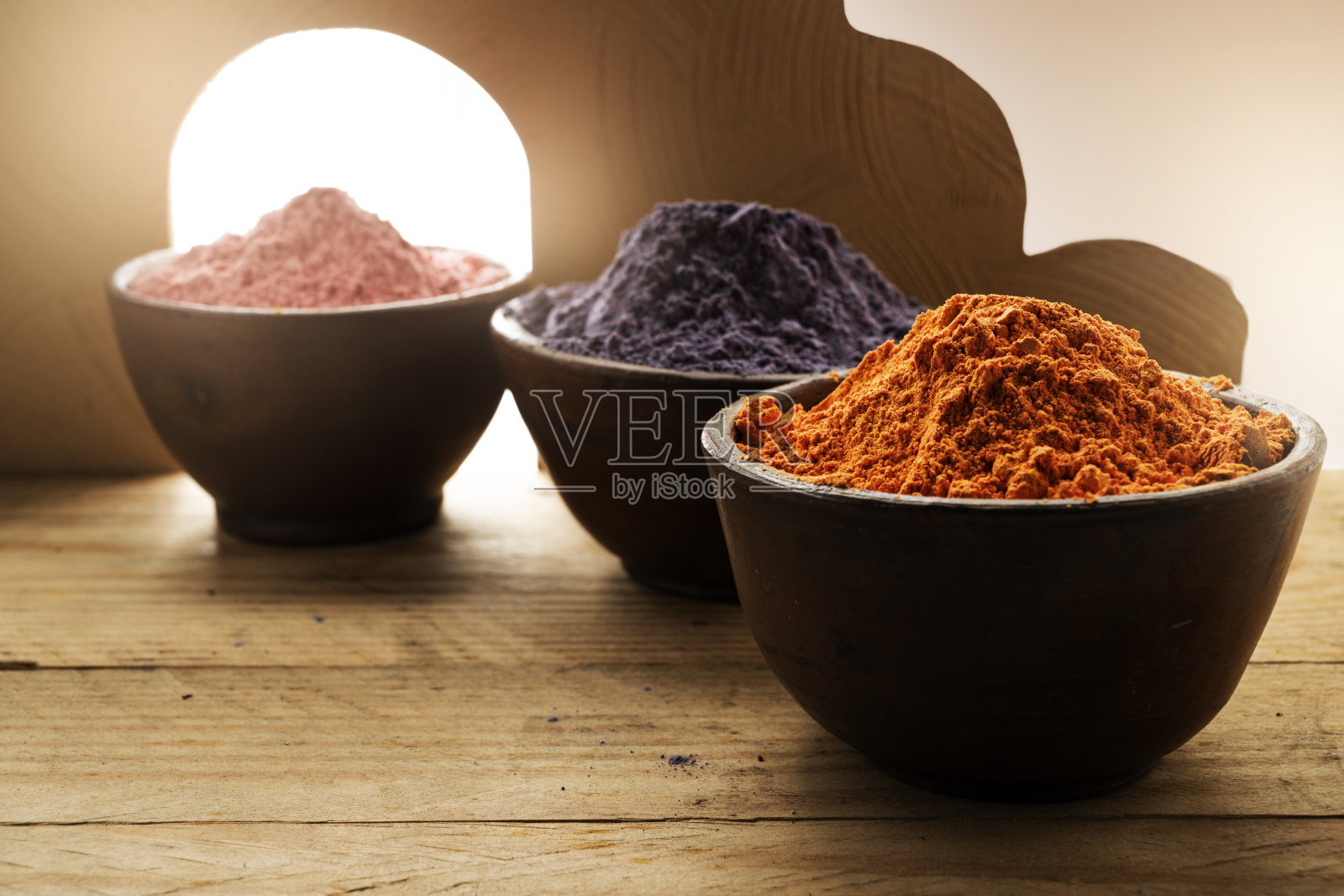 木碗里的胡里粉与阳光的艺术装饰背景的特写。照片摄影图片